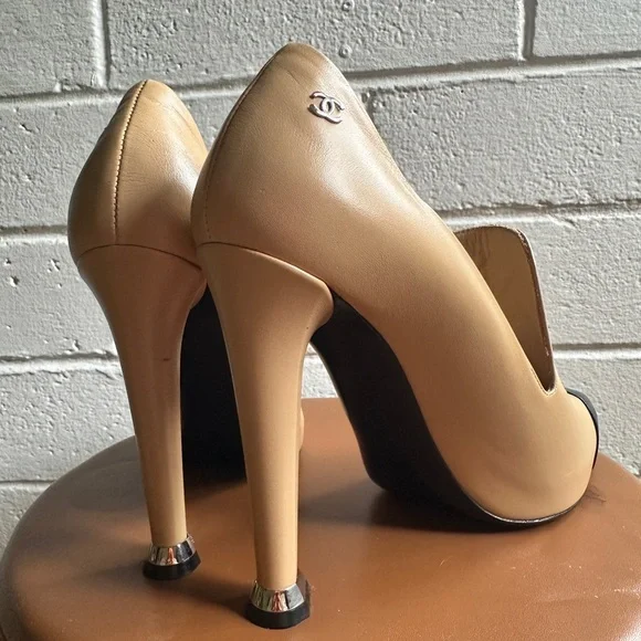 CHANEL Beige Black Cap Toe Leather Pumps Classic CC Heels Size 40 - Picture 4 of 5